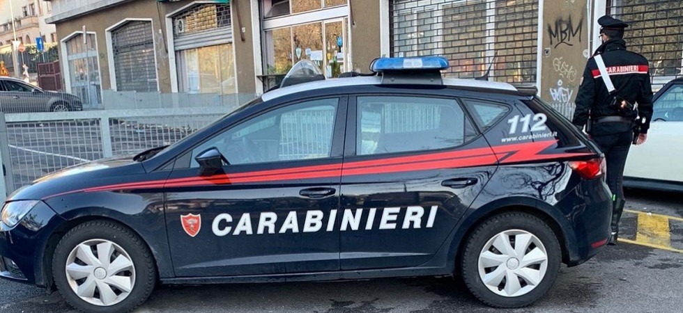 Evade dagli arresti domiciliari per andare al bar: sorpreso mentre sta bevendo un bicchiere di vino